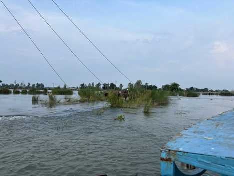 फोटो- 32, राजेपुर क्षेत्र के अर्जुनपुर गांव के बाहर सड़क पर बह रहा बाढ़ का पानी। संवाद फोटो- 32, राजेपुर क्षेत्र के अर्जुनपुर गांव के बाहर सड़क पर बह रहा बाढ़ का पानी। संवाद