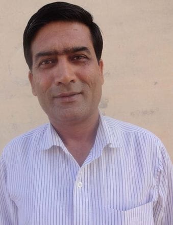 फोटो संख्या:74- श्रीकृष्ण गोशाला कनीना में गायों की सेवा करते गोसेवक--संवाद फोटो संख्या:74- श्रीकृष्ण गोशाला कनीना में गायों की सेवा करते गोसेवक--संवाद