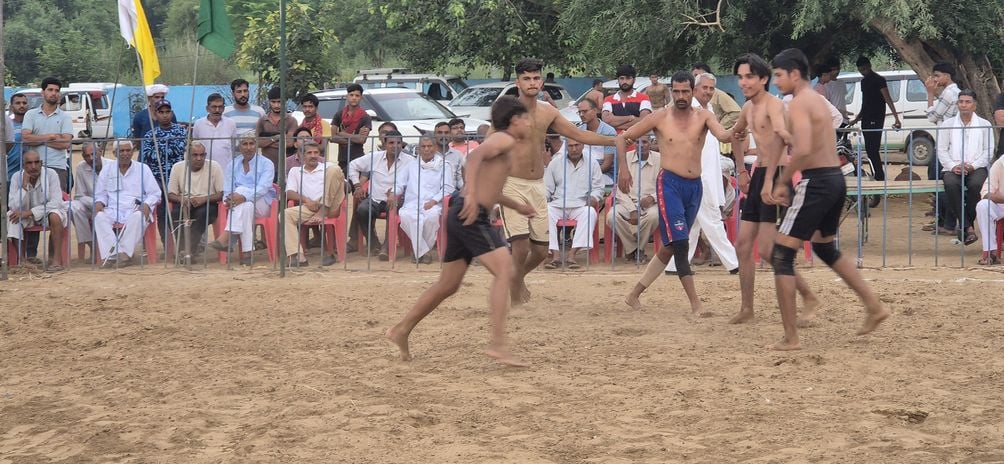 फोटो संख्या:79 कनीना में सिरसवाला जोहड़ में कबड्डी प्रतियोगिता में हिस्सा लेते खिलाड़ी--संवाद