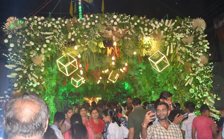 हसनपुर लुहारी में  श्री कृष्ण जन्माष्टमी के कार्यक्रम में मौजूद श्रद्धालु । संवाद