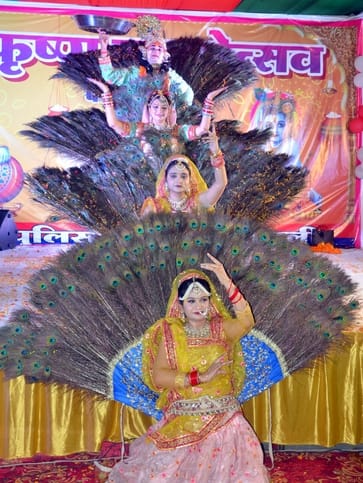 हसनपुर लुहारी में  श्री कृष्ण जन्माष्टमी के कार्यक्रम में मौजूद श्रद्धालु । संवाद
