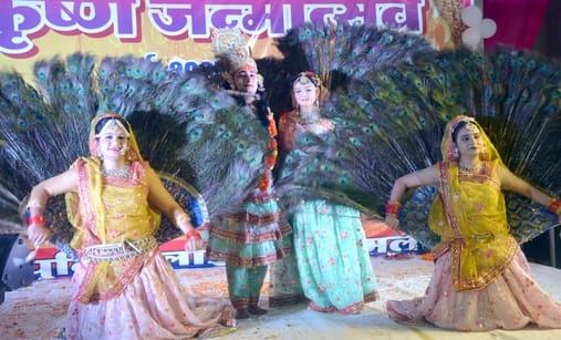 हसनपुर लुहारी में  श्री कृष्ण जन्माष्टमी के कार्यक्रम में मौजूद श्रद्धालु । संवाद