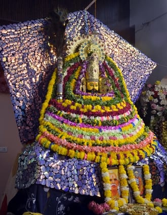 हसनपुर लुहारी में  श्री कृष्ण जन्माष्टमी के कार्यक्रम में मौजूद श्रद्धालु । संवाद