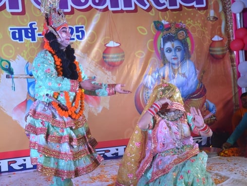 हसनपुर लुहारी में  श्री कृष्ण जन्माष्टमी के कार्यक्रम में मौजूद श्रद्धालु । संवाद