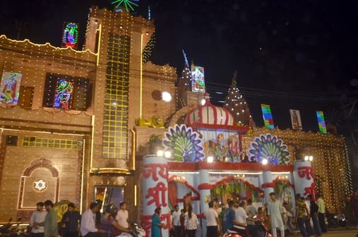 हसनपुर लुहारी में  श्री कृष्ण जन्माष्टमी के कार्यक्रम में मौजूद श्रद्धालु । संवाद