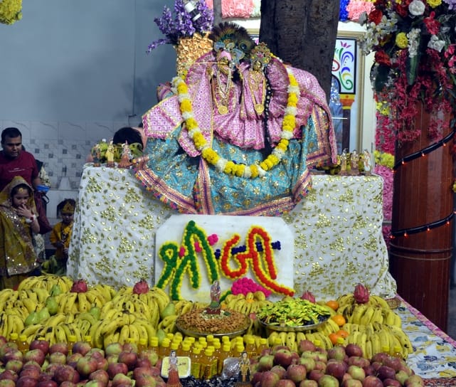 हसनपुर लुहारी में  श्री कृष्ण जन्माष्टमी के कार्यक्रम में मौजूद श्रद्धालु । संवाद