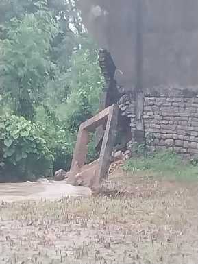 जगाधरी के मटका चौक से बर्तन बाजार में बारिश में हुए जलभराव के बीच गुजरते वाहन। संवाद