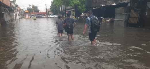 जगाधरी के मटका चौक से बर्तन बाजार में बारिश में हुए जलभराव के बीच गुजरते वाहन। संवाद