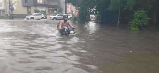 जगाधरी के मटका चौक से बर्तन बाजार में बारिश में हुए जलभराव के बीच गुजरते वाहन। संवाद