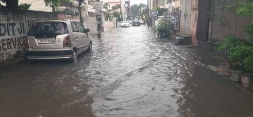 जगाधरी के मटका चौक से बर्तन बाजार में बारिश में हुए जलभराव के बीच गुजरते वाहन। संवाद