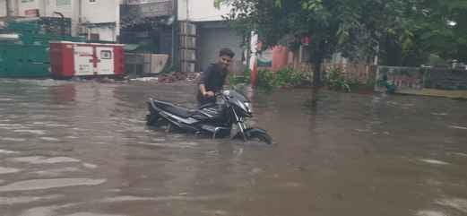 जगाधरी के मटका चौक से बर्तन बाजार में बारिश में हुए जलभराव के बीच गुजरते वाहन। संवाद