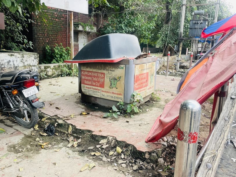 कुरुक्षेत्र। बंद पड़ा डस्टबिन, आसपास लगे गंदगी के अंबार। संवाद