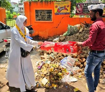 लखनऊ में आप कार्यकर्ताओं का सफाई अभियान।