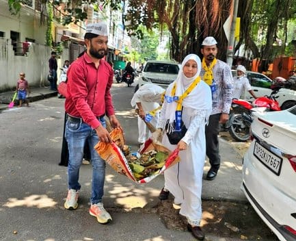लखनऊ में आप कार्यकर्ताओं का सफाई अभियान।
