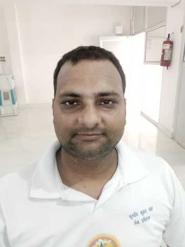 निजी बसों के चलते गढ़ी रोड पर लगा जाम। संवाद निजी बसों के चलते गढ़ी रोड पर लगा जाम। संवाद