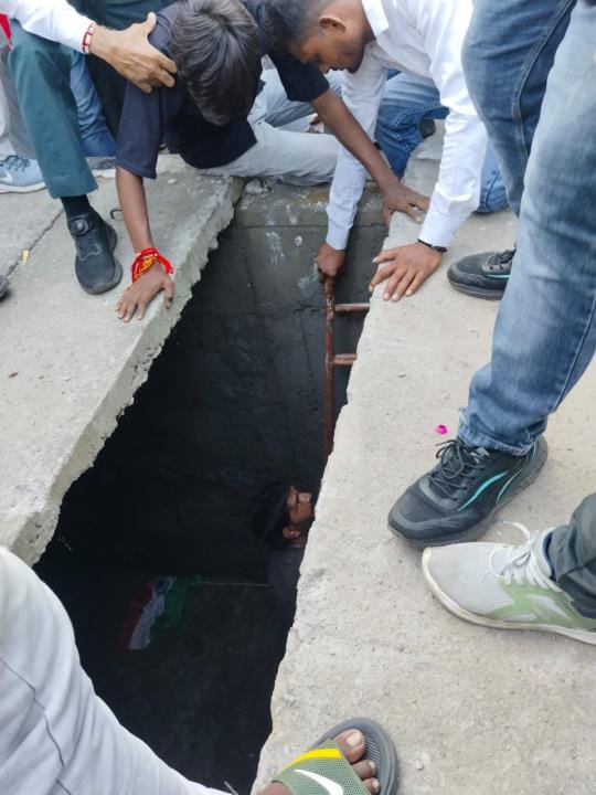नाले में गिरा युवक।
