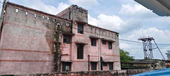पलिया के बोझवा में गांव जाने वाले रास्ते पर भरा पानी। संवाद