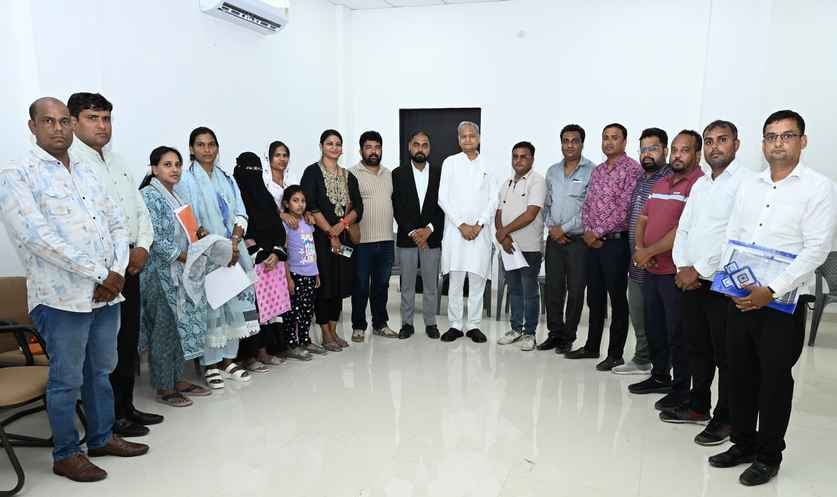 पूर्व मुख्यमंत्री अशोक गहलोत से संयुक्त अभिभावक संघ ने कि मुलाकात पूर्व मुख्यमंत्री अशोक गहलोत से संयुक्त अभिभावक संघ ने कि मुलाकात
