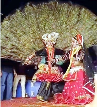 रोजा में जन्माष्टमी पर आयोजित कार्यक्रम में नृत्य करते कलाकार। संवाद