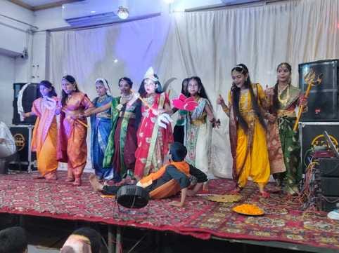 रोजा में जन्माष्टमी पर आयोजित कार्यक्रम में नृत्य करते कलाकार। संवाद