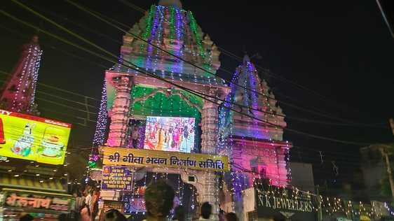 रेलवे रोड पर राधा कृष्ण की झांकी प्रस्तुत करतेे कलाकार। संवाद रेलवे रोड पर राधा कृष्ण की झांकी प्रस्तुत करतेे कलाकार। संवाद
