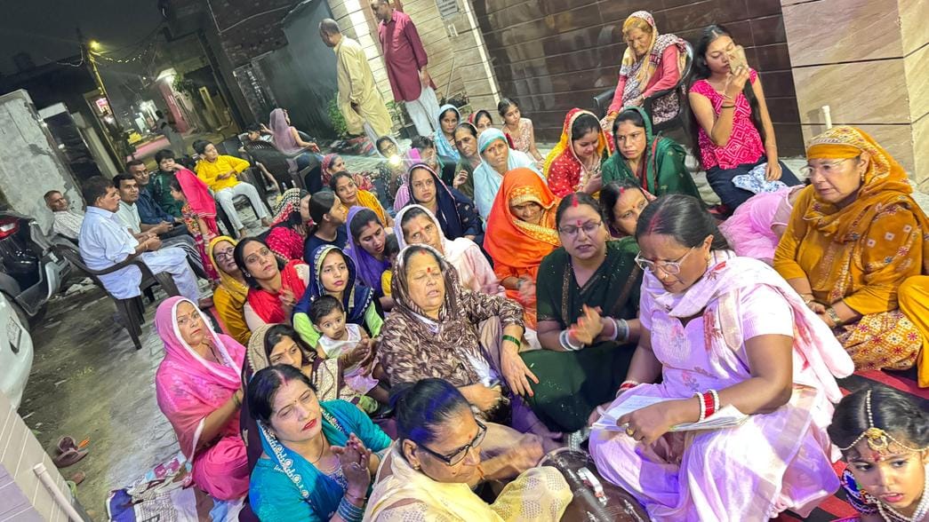 रेलवे रोड पर राधा कृष्ण की झांकी प्रस्तुत करतेे कलाकार। संवाद रेलवे रोड पर राधा कृष्ण की झांकी प्रस्तुत करतेे कलाकार। संवाद