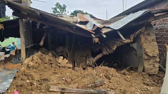 तिमली मेंं बारिश के कारण क्षतिग्रस्त हुआ कच्चा मकान। स्रोत : ग्रामीण तिमली मेंं बारिश के कारण क्षतिग्रस्त हुआ कच्चा मकान। स्रोत : ग्रामीण