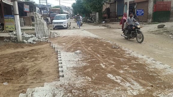 11 कैथल। फ्रांसवाला रोड से चंदाना गेट तक ब्लॉक लगा सड़क बनाते मजदूर। संवाद 11 कैथल। फ्रांसवाला रोड से चंदाना गेट तक ब्लॉक लगा सड़क बनाते मजदूर। संवाद