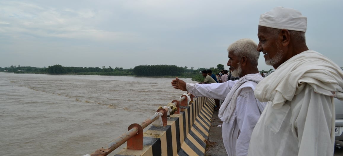 57....सोमवार सुबह हुई बारिश में कपड़ा लपेतकर गुजरता बाइक सवार। संवाद