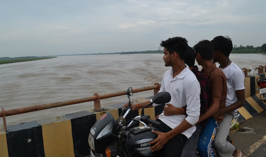 57....सोमवार सुबह हुई बारिश में कपड़ा लपेतकर गुजरता बाइक सवार। संवाद
