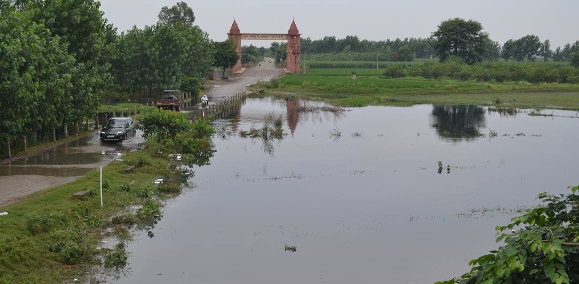 57....सोमवार सुबह हुई बारिश में कपड़ा लपेतकर गुजरता बाइक सवार। संवाद