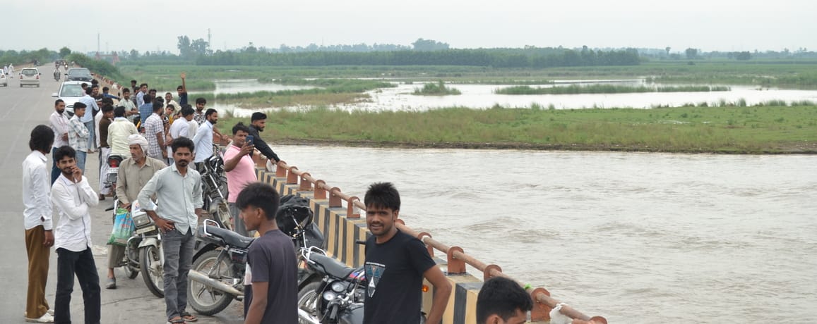 57....सोमवार सुबह हुई बारिश में कपड़ा लपेतकर गुजरता बाइक सवार। संवाद