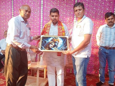 बेहटा गुंसाई में निकाली गई शोभायात्रा में शामिल झांकी। संवाद बेहटा गुंसाई में निकाली गई शोभायात्रा में शामिल झांकी। संवाद
