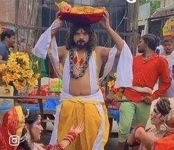 बेहटा गुंसाई में निकाली गई शोभायात्रा में शामिल झांकी। संवाद बेहटा गुंसाई में निकाली गई शोभायात्रा में शामिल झांकी। संवाद