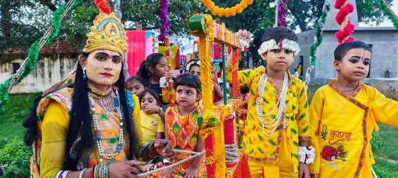 बेहटा गुंसाई में निकाली गई शोभायात्रा में शामिल झांकी। संवाद बेहटा गुंसाई में निकाली गई शोभायात्रा में शामिल झांकी। संवाद