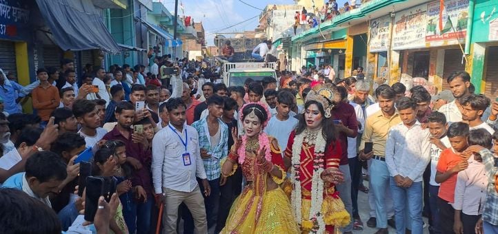 बेहटा गुंसाई में निकाली गई शोभायात्रा में शामिल झांकी। संवाद बेहटा गुंसाई में निकाली गई शोभायात्रा में शामिल झांकी। संवाद