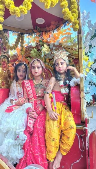 बेहटा गुंसाई में निकाली गई शोभायात्रा में शामिल झांकी। संवाद बेहटा गुंसाई में निकाली गई शोभायात्रा में शामिल झांकी। संवाद