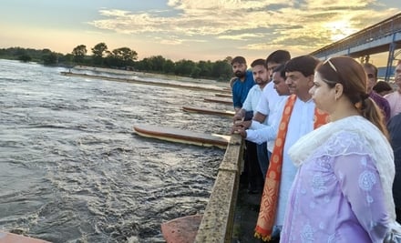 बिजनौर में बैराज पर पुल के हालात के बारे में जानकारी लेते प्रभारी मंत्री कपिल देव अग्रवाल। स्रो