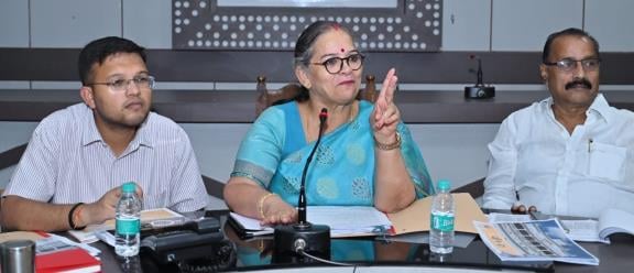 बैठक में महापौर और नगर निगम के अधिकारी।
