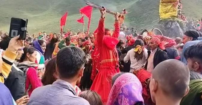 चंबा के खुंडी माता डल झील को तौड़ते माता के गुर।स्रोत विडियो ग्रैब चंबा के खुंडी माता डल झील को तौड़ते माता के गुर।स्रोत विडियो ग्रैब