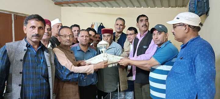 चालदा महासू देवता की पालकी बनाता कारीगर। स्रोत जागरूक पाठक चालदा महासू देवता की पालकी बनाता कारीगर। स्रोत जागरूक पाठक