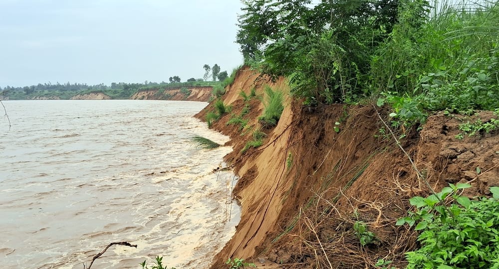 चंदक क्षेत्र के गांव फतेहपुर सभाचंद में कटान करते हुए ग्रामीण की झोपड़ी तक पहुंची गंगा। संवाद चंदक क्षेत्र के गांव फतेहपुर सभाचंद में कटान करते हुए ग्रामीण की झोपड़ी तक पहुंची गंगा। संवाद