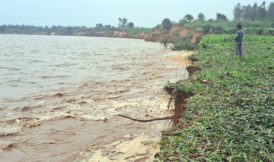 चंदक क्षेत्र के गांव फतेहपुर सभाचंद में कटान करते हुए ग्रामीण की झोपड़ी तक पहुंची गंगा। संवाद चंदक क्षेत्र के गांव फतेहपुर सभाचंद में कटान करते हुए ग्रामीण की झोपड़ी तक पहुंची गंगा। संवाद