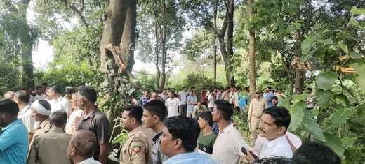 चांदपुर में पिजड़े मै कैद तेंदुआ। संवाद चांदपुर में पिजड़े मै कैद तेंदुआ। संवाद