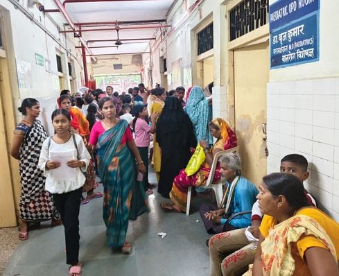 फोटो-10- हसनगंज सीएचसी में पर्चा बनवाने के लिए लगी लाइन।संवाद फोटो-10- हसनगंज सीएचसी में पर्चा बनवाने के लिए लगी लाइन।संवाद