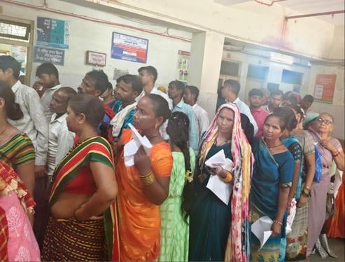 फोटो-10- हसनगंज सीएचसी में पर्चा बनवाने के लिए लगी लाइन।संवाद फोटो-10- हसनगंज सीएचसी में पर्चा बनवाने के लिए लगी लाइन।संवाद