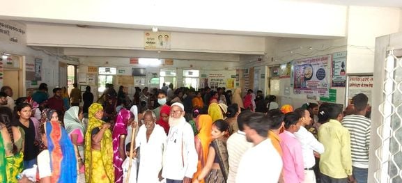 फोटो-10- हसनगंज सीएचसी में पर्चा बनवाने के लिए लगी लाइन।संवाद फोटो-10- हसनगंज सीएचसी में पर्चा बनवाने के लिए लगी लाइन।संवाद