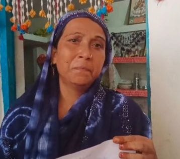 फोटो-14- घर के पीछे दीवार के सहारे रखीं बल्लियां, जिससे चोरों के आने का शक। संवाद फोटो-14- घर के पीछे दीवार के सहारे रखीं बल्लियां, जिससे चोरों के आने का शक। संवाद