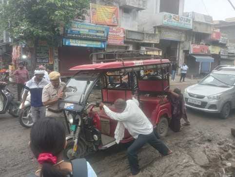 फोटो : 17: सोनीपत के गन्नौर में बारिश में भीगकर जाती छात्राएं। संवाद फोटो : 17: सोनीपत के गन्नौर में बारिश में भीगकर जाती छात्राएं। संवाद