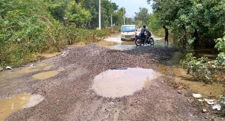 फोटो 18 एमएएचपी 02 परिचय-कीरत सागर तालाब ओवरफ्लो होने से सड़क पर इस तरह भरा पानी। संवाद फोटो 18 एमएएचपी 02 परिचय-कीरत सागर तालाब ओवरफ्लो होने से सड़क पर इस तरह भरा पानी। संवाद
